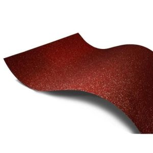 Blauwe rieten mandje gevuld met winkelwaar