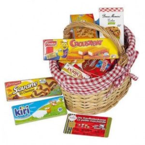 Rode rieten mandje gevuld met winkelwaar