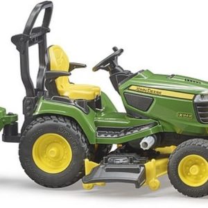 John Deere zitmaaier met aanhanger en tuinman