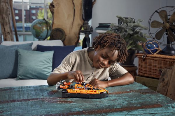 LEGO Technic Reddingshovercraft - 42120 - Afbeelding 10
