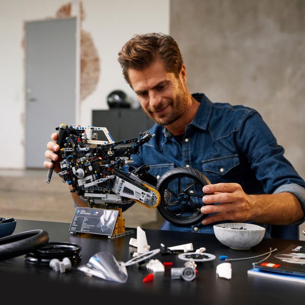 LEGO Technic BMW M 1000 RR- 42130 - Afbeelding 6