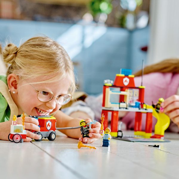 LEGO City De Brandweerkazerne en de Brandweerwagen - 60375 - Afbeelding 7