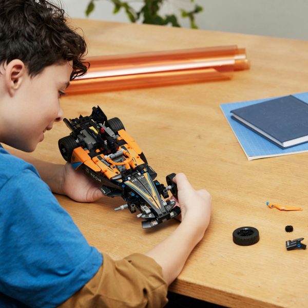 LEGO Technic NEOM McLaren Formula E racewagen Pull-Back - 42169 - Afbeelding 5
