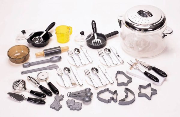 Kookpot + 2 pannen + maatbeker + bestek + borden