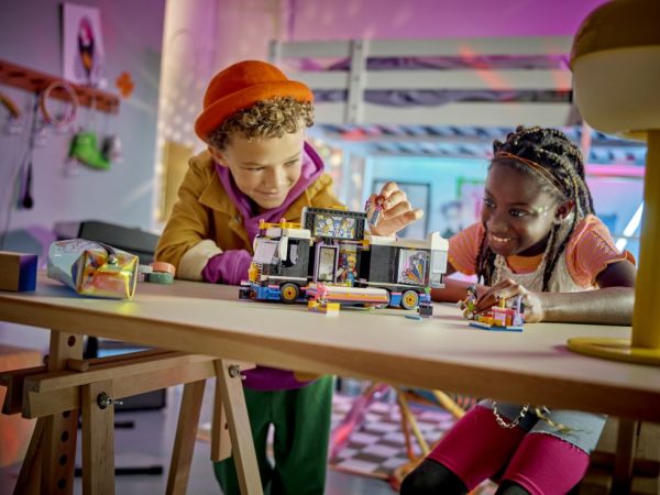 LEGO Friends Toerbus van popster - 42619 - Afbeelding 4