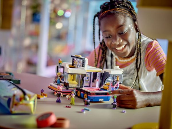 LEGO Friends Toerbus van popster - 42619 - Afbeelding 6