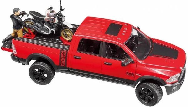Dodge RAM 2500 Power Wagon met Ducati Desert Sled en motorrijder - Afbeelding 4