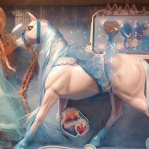 Pop + paard in blauwe doos