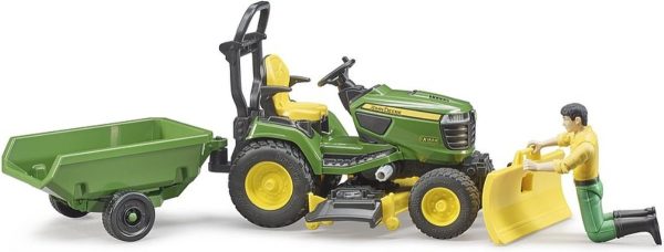John Deere zitmaaier met aanhanger en tuinman