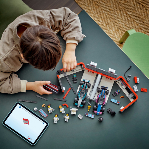 LEGO City Garage met Mercedes-AMG en Alpine auto's - Afbeelding 3