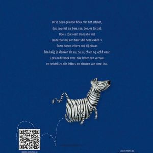 Aap leest een letter