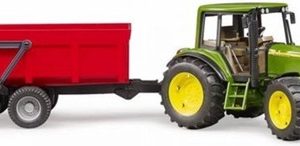 Traktor John Deere 6920 met rode kiepwagen