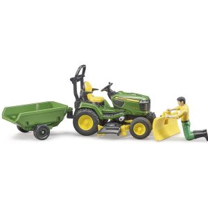 John Deere zitmaaier met aanhanger en tuinman