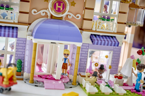 LEGO Friends - Heartlake City Grand Hotel 42704 - Afbeelding 7