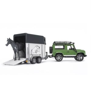 Land Rover Defender met paardentrailer en paard